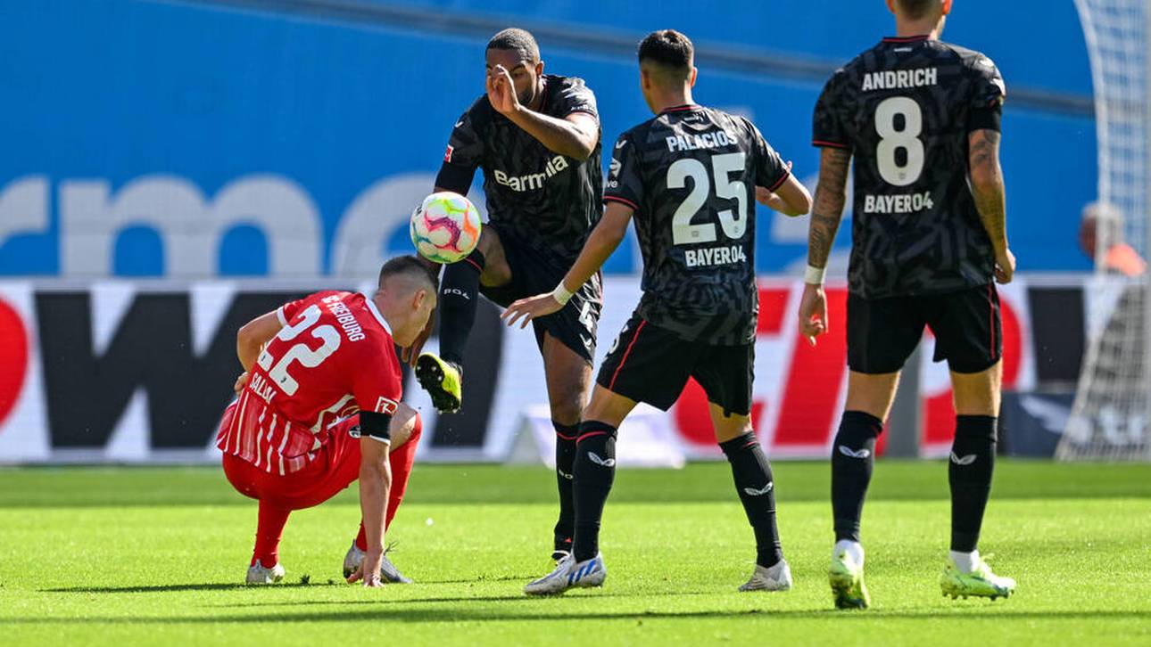In dieser Aktion traf Jonathan Tah den Freiburger Sallai heftig im Gesicht