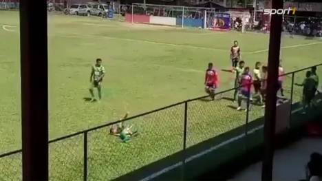 In der dritten Liga Guatemalas werden Gegenstände auf das Spielfeld geworfen. Ein Akteur will sich das zunutze machen. Das Ergebnis: Die wohl dreisteste Schwalbe der Welt.