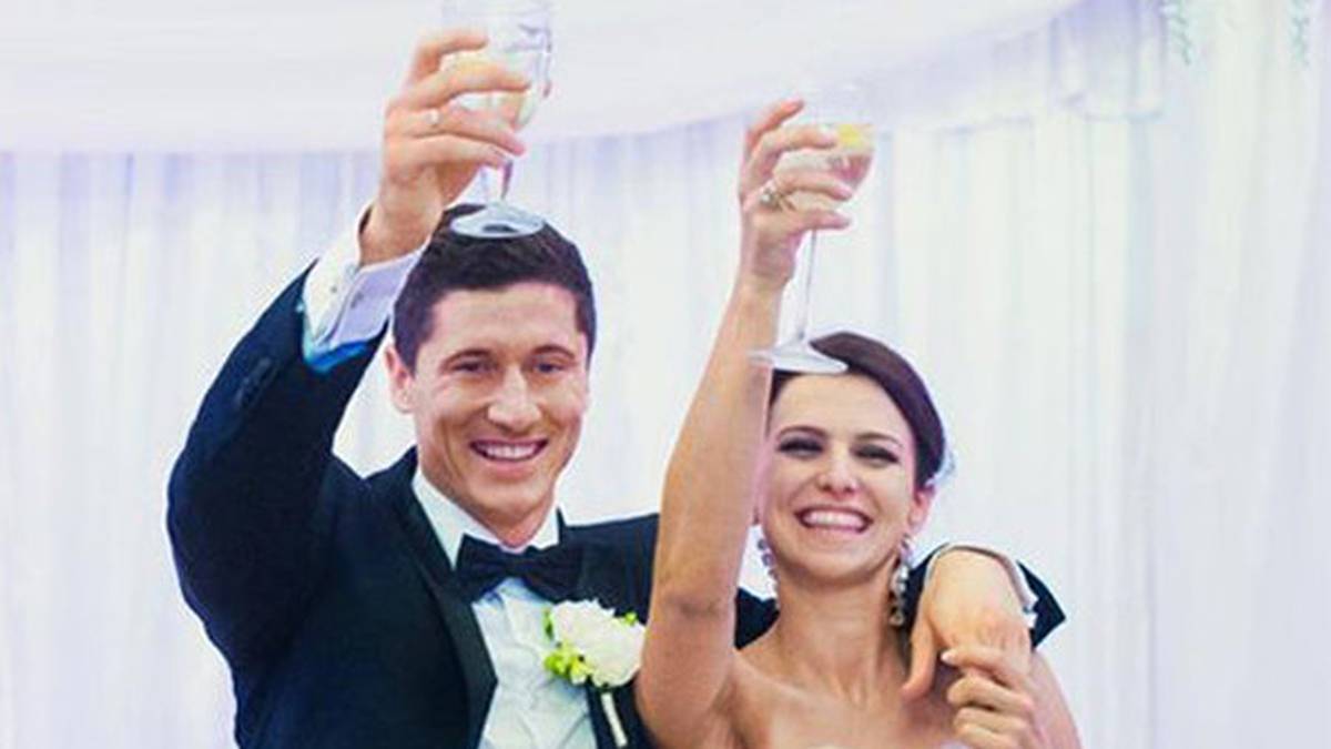 Auch privat ist Lewandowski übrigens in der Erfolgsspur. Seit 2013 ist er verheiratet mit Ehefrau Anna, Fitness-Persönlichkeit und ehemalige Karate-Weltmeisterin