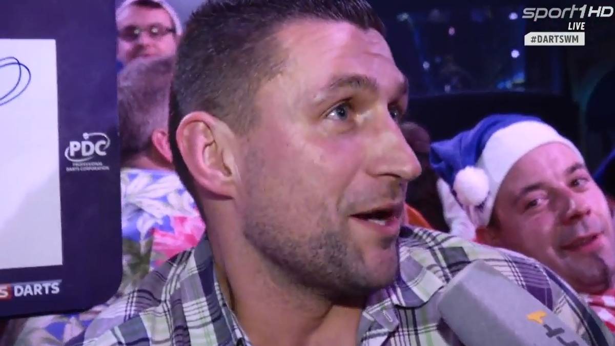 Nach Felix Kroos zeigt sich ein weiterer Fußballer im Ally Pally. Torsten Mattuschka von Energie Cottbus ist bei der Party der Pfeilewerfer zu Gast