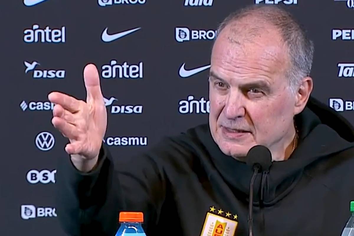 Eklat auf einer Pressekonferenz von Uruguays Nationaltrainer Marcelo Bielsa. Ein Journalist im Rollstuhl wollte ihm eine Frage stellen, doch Bielsa verweigerte die Antwort und griff dessen Umfeld scharf an.