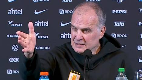 Eklat auf einer Pressekonferenz von Uruguays Nationaltrainer Marcelo Bielsa. Ein Journalist im Rollstuhl wollte ihm eine Frage stellen, doch Bielsa verweigerte die Antwort und griff dessen Umfeld scharf an.