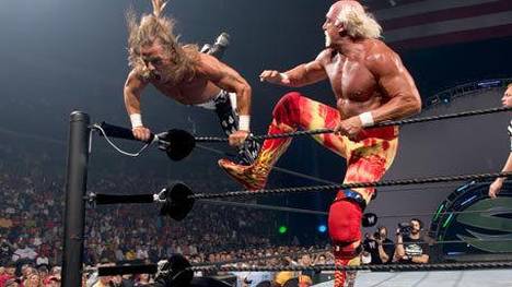 Hulk Hogan (r.) besiegte Shawn Michaels beim WWE SummerSlam 2005