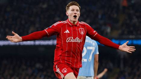 Manchester City verkündet die anstehende Verpflichtung von Elliot Anderson. Der Mittelfeldspieler wird von Nottingham Forest zu den Skyblues wechseln.