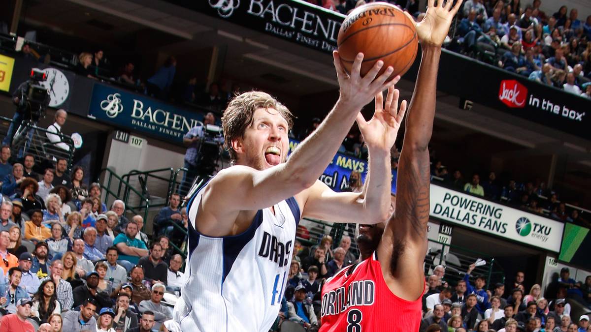 Dirk Nowitzki ist auch mit 37 nicht zu stoppen. Der deutsche Superstar der Dallas Mavericks schenkt den Portland Trail Blazers 40 Punkte ein. Er ist erst der vierte Spieler, dem dieses Kunststück mit 37 Jahren gelingt. SPORT1 zeigt Nowitzkis Scoring-Sternstunden