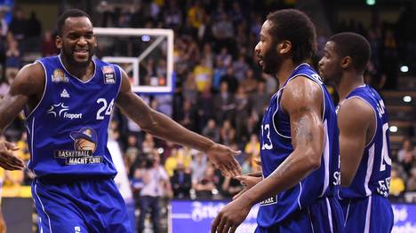 Spieler der Frankfurt Skyliners (Morrison, Robertson, Armand) jubeln