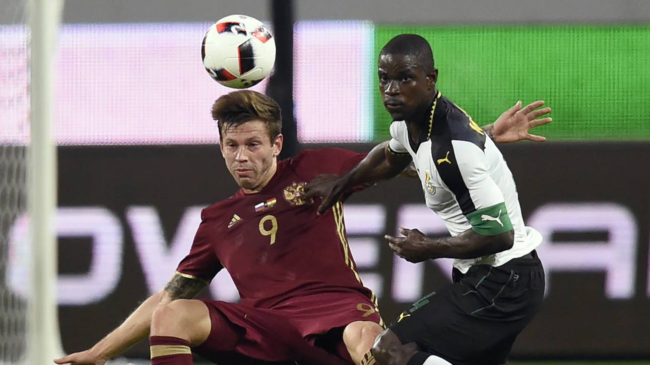 Russland schlägt Ghana knapp