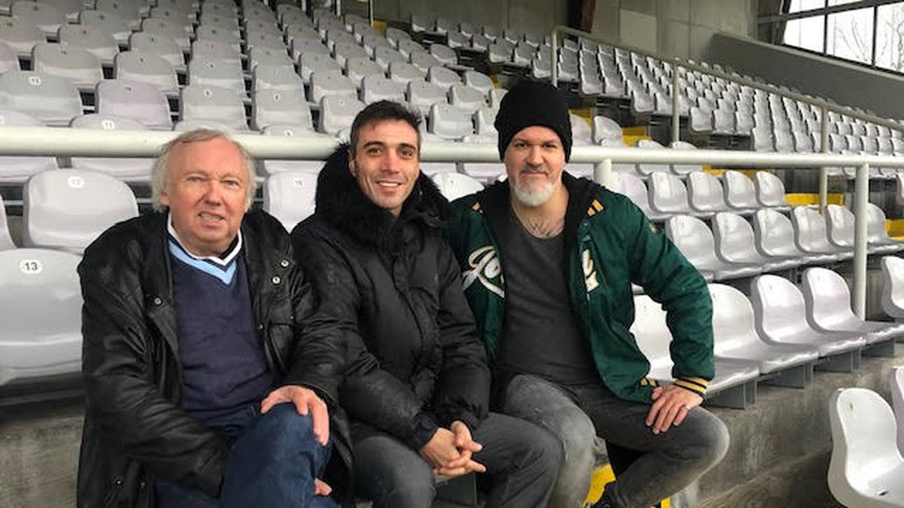 SPORT1-Reporter Reinhard Franke (r.) brachte Berkant Göktan (M.) und Allesfahrer Franz Hell im Grünwalder Stadion zusammen