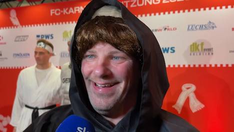 Lukas Kwasniok spricht am Rande der Karnevalssitzung des 1. FC Köln über sein "zurückhaltendes" Mönch-Kostüm.