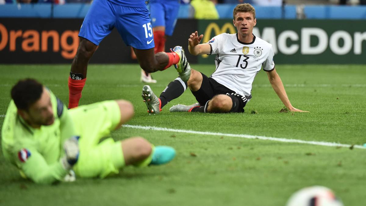 Thomas Müller guckt enttäuscht dem Ball nach, der am Tor vorbeirollt