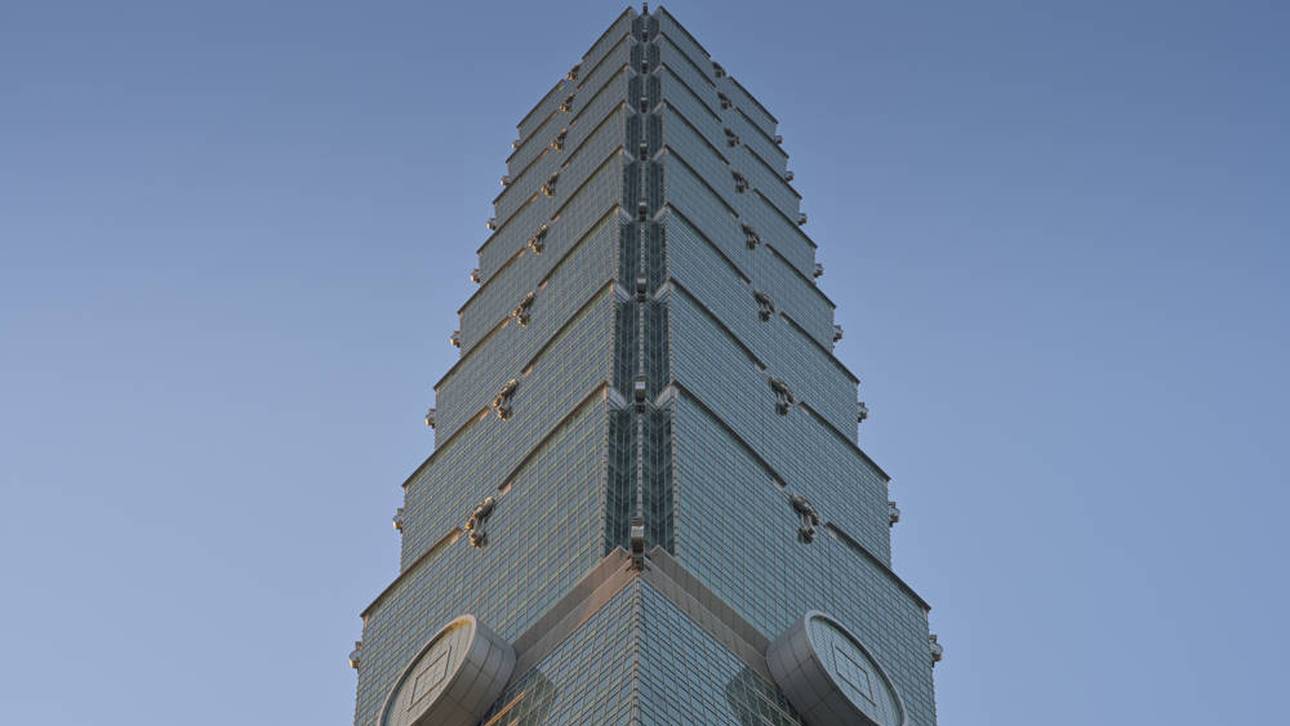 Der Wolkenkratzer Taipei 101 in Taiwan ist 508 Meter hoch