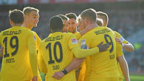 NUREMBERG, GERMANY - NOVEMBER 10: Players of Bielefeld celebrate with Fabian Klos (R) after their teams fourth goal during the Second Bundesliga match between 1. FC Nuernberg and DSC Arminia Bielefeld at Max-Morlock-Stadion on November 10, 2019 in Nuremberg, Germany. (Photo by Thomas F. Starke/Bongarts/Getty Images)
