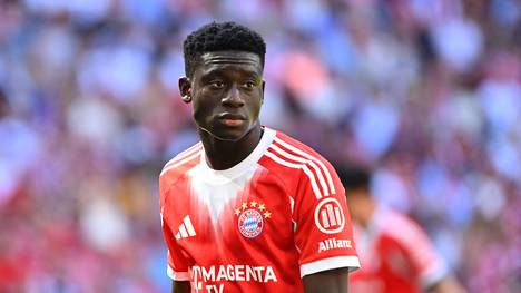 Bara Sapoko Ndiaye ist der nächste junge Spieler, den der FC Bayern langfristig an sich bindet. Der 18-jährige Senegalese kommt von Gambinos Stars Africa aus Gambia und unterschreibt in München einen Vertrag bis 2031. Doch wer ist das neue Bayern-Juwel eigentlich? Wir erzählen die Geschichte hinter dem Transfer. 