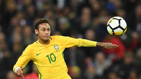 Brasiliens Neymar macht es sich bei der WM-Auslosung vor dem Fernseher gemütlich