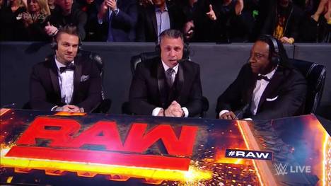 Booker T (r., mit Corey Graves, l., und Michael Cole) setzte sich bei WWE Monday Night RAW in die Nesseln