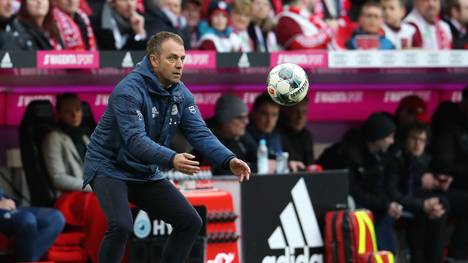 Trainer Hansi Flick vom FC Bayern fängt einen Ball