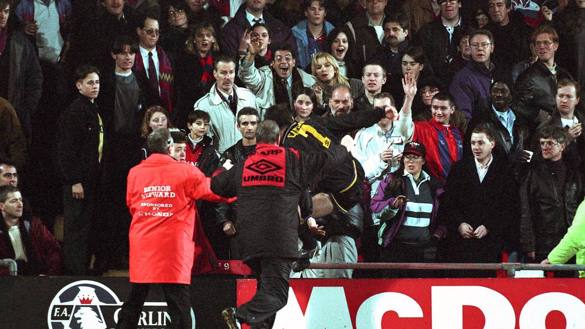 Nicht immer sind die Gegenspieler die Leidtragenden eines Kung-Fu-Tritts. Crystal-Palace-Fan Matthew Simmons beschimpfte Man-United-Idol Eric Cantona 1995 nach dessen Platzverweis so heftig, dass der Franzose auf ihn losging. Cantona wurde für ein halbes Jahr gesperrt