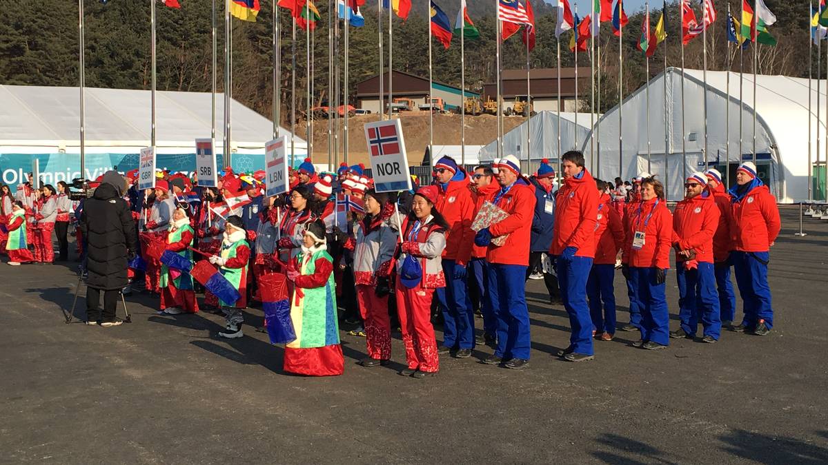Hinter dem Eingangsbereich wartet die große Plaza: Hier hängen nicht nur die Flaggen aller teilnehmenden Länder, jede Nation bekommt zudem zum Einzug eine eigene Willkommenszeremonie
