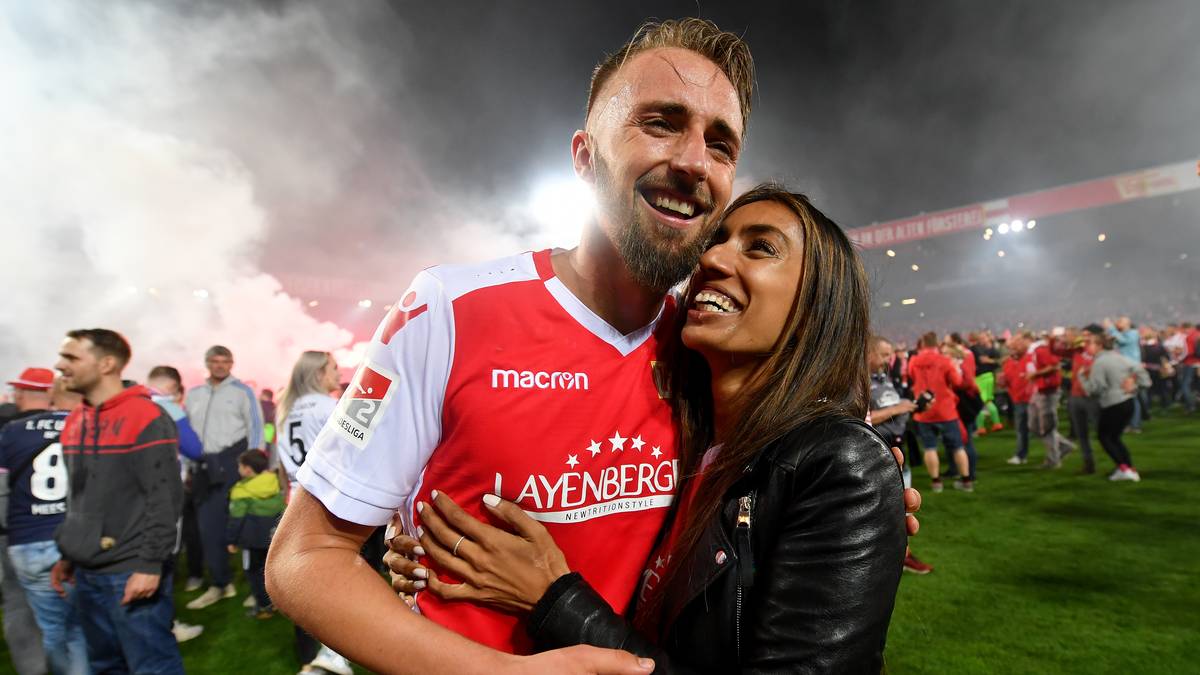 Florian Hübner holt sich die ersten persönlichen Glückwünsche ab...