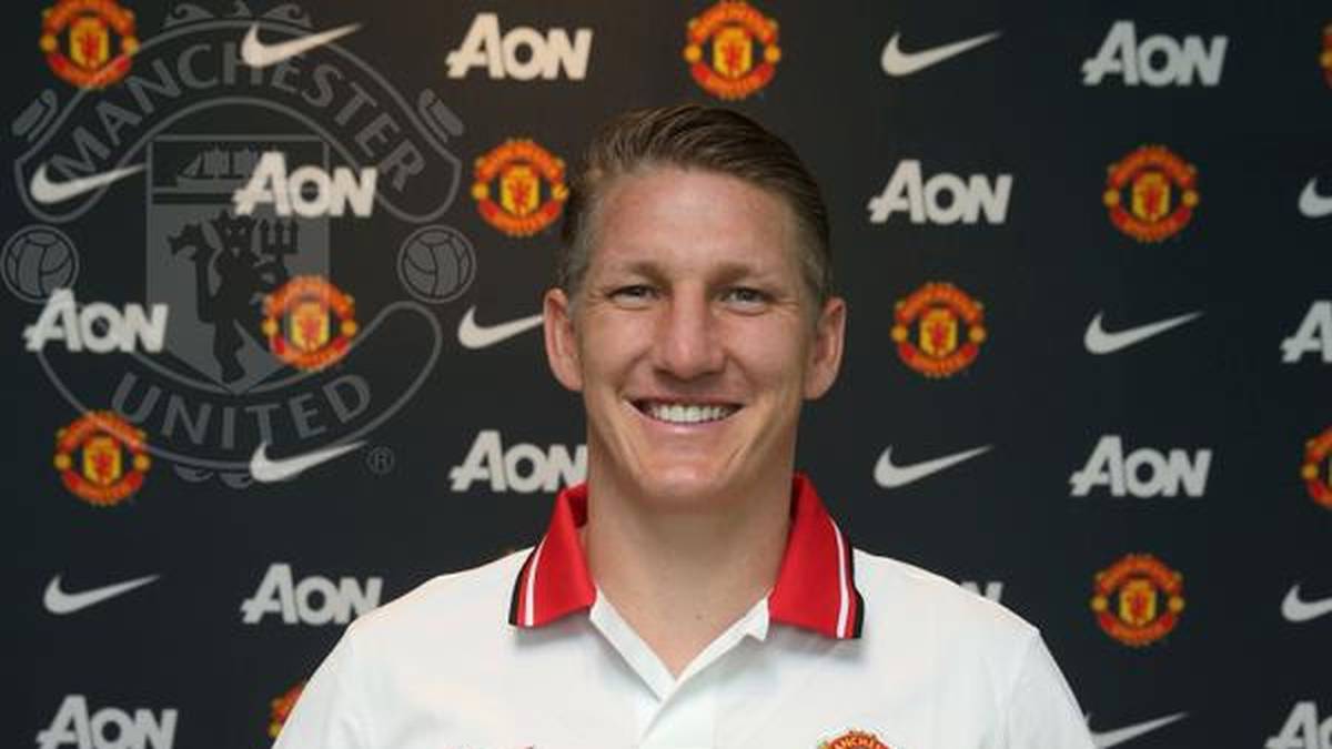 Ungewohnter Anblick nach 17 Jahren im Bayern-Trikot: Schweinsteiger nimmt seine neue Arbeitskleidung in Empfang