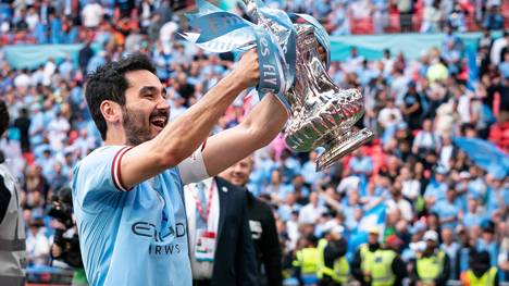 Bei der Siegerehrung nach dem FA-Cup-Finale passiert Ilkay Gündogan ein Kuriosum. 