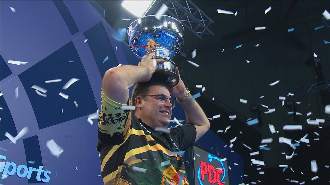 Grand Slam of Darts: Siegerehrung von Jose de Sousa nach 16:12 vs. James Wade