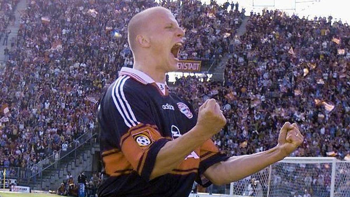 Carsten Jancker trifft gegen Hertha BSC zum 1:0. Nach dem Ausgleich von Andreas Schmidt zittern sich die Bayern zu einem 1:1