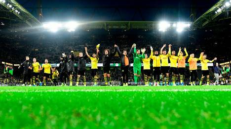 Dortmund's players cheer their fans as they celebrate the 3-0 victory after the German first division Bundesliga football match between Borussia Dortmund and VfL Wolfsburg on November 2, 2019 in Dortmund, western Germany. (Photo by INA FASSBENDER / AFP) / DFL REGULATIONS PROHIBIT ANY USE OF PHOTOGRAPHS AS IMAGE SEQUENCES AND/OR QUASI-VIDEO (Photo by INA FASSBENDER/AFP via Getty Images)