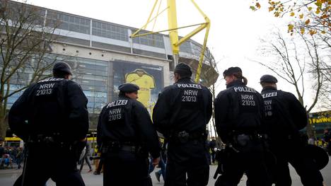 Polizei vor dem Signal Iduna Park von Borussia Dortmund