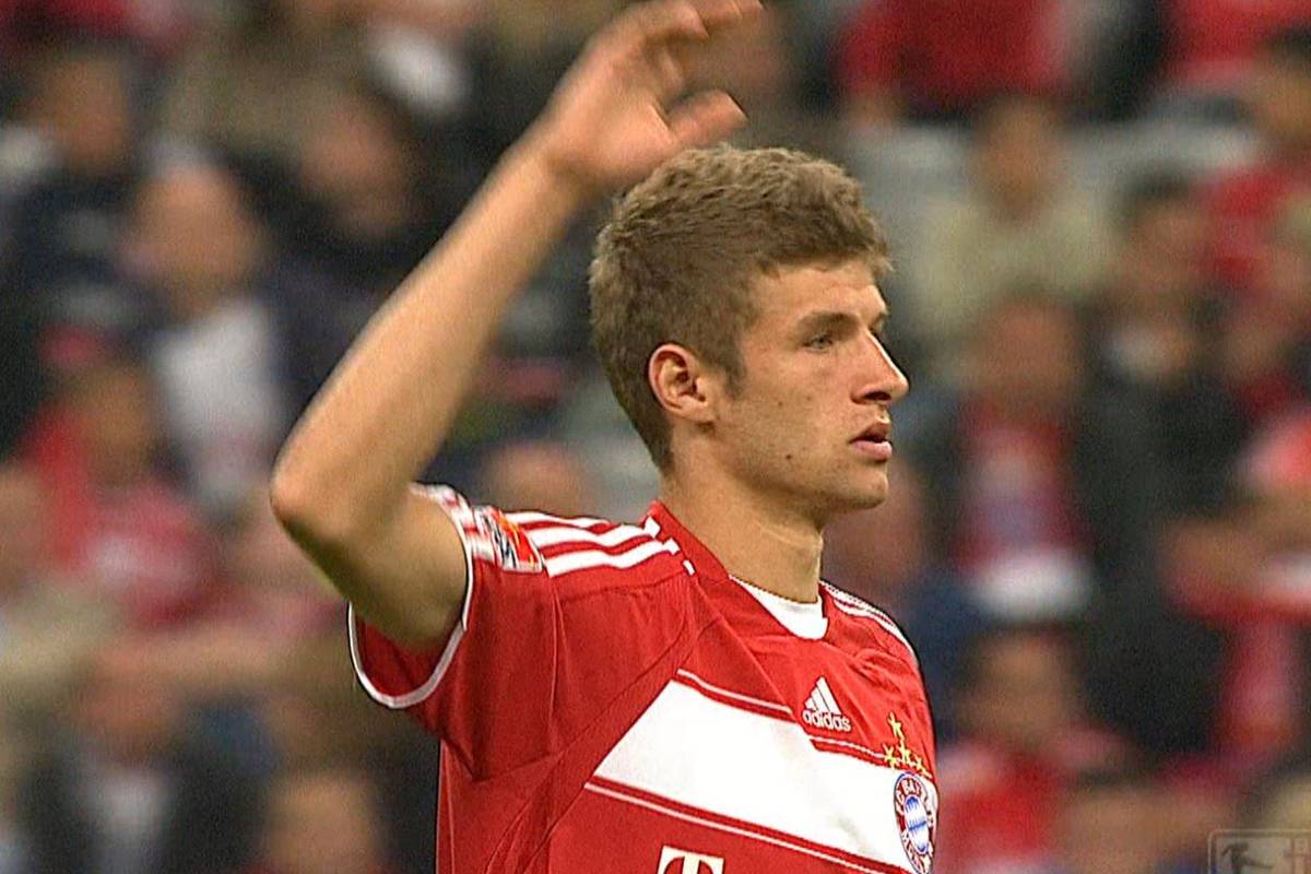 Am 15. August 2008 gibt Thomas Müller unter Trainer Jürgen Klinsmann sein Bundesligadebüt. Doch erst ein Jahr später kann sich Müller richtig durchsetzen, auch dank Förderer Louis Van Gaal. 