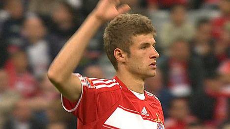 Am 15. August 2008 gibt Thomas Müller unter Trainer Jürgen Klinsmann sein Bundesligadebüt. Doch erst ein Jahr später kann sich Müller richtig durchsetzen, auch dank Förderer Louis Van Gaal. 