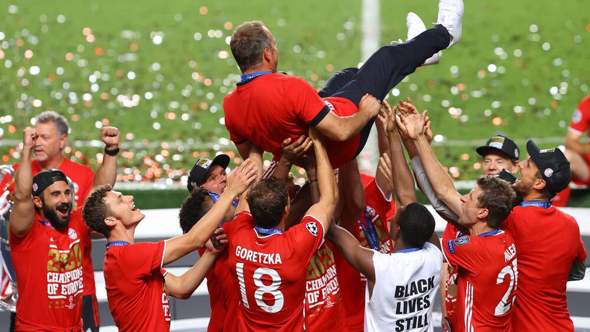 Der Garant des Triples! Die Spieler lassen Flick hochleben ...