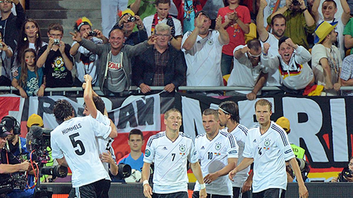 Deutschland gegen Niederlande - es ist das ewige Duell der Emotionen: Die Niederländer knabbern noch immer am WM-Endspiel-Trauma von 1974, auf deutscher Seite ist die Spuck-Attacke gegen Rudi Völler unvergessen. Beim Testspiel in Amsterdam treffen die ewigen Rivalen erneut aufeinander. SPORT1 blickt zurück auf die hitzigen Duelle der Vergangenheit