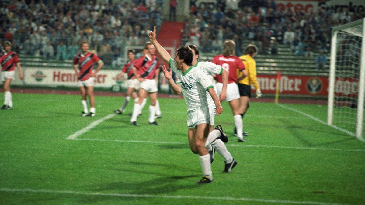 PLATZ 7 - Saison 1987/88: Hoppla, mal nicht die Bayern. Am 3. Mai ist Karlheinz Riedle der gefeierte Mann, der mit seinem 1:0-Siegtreffer im Frankfurter Waldstadion Bremen in Ekstase versetzt