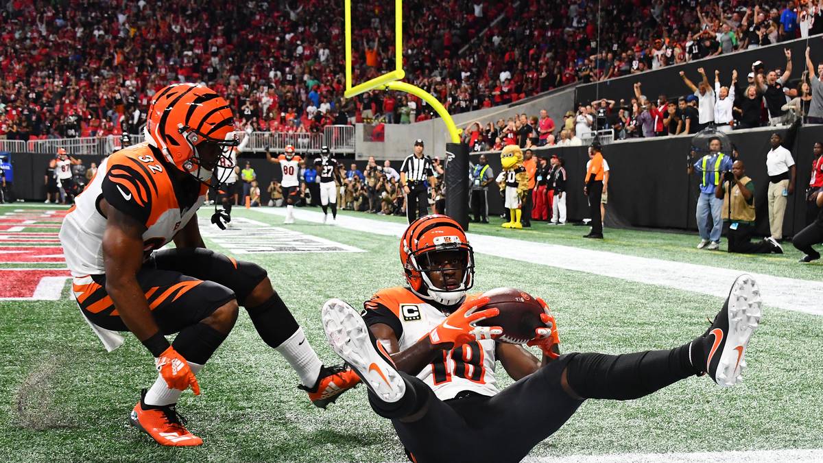 WILD-CARD-ROUND IST MÖGLICH: Die Cincinnati Bengals um Wide Receiver A.J. Green (m.) kämpfen mit den Steelers um den Division-Sieg. Auch wenn es nur zu Platz zwei reichen sollte, wenn die Bilanz gut genug ist, ist die Wild-Card-Round in jedem Fall drin. Allerdings fehlt Green aktuell wegen Fußproblemen