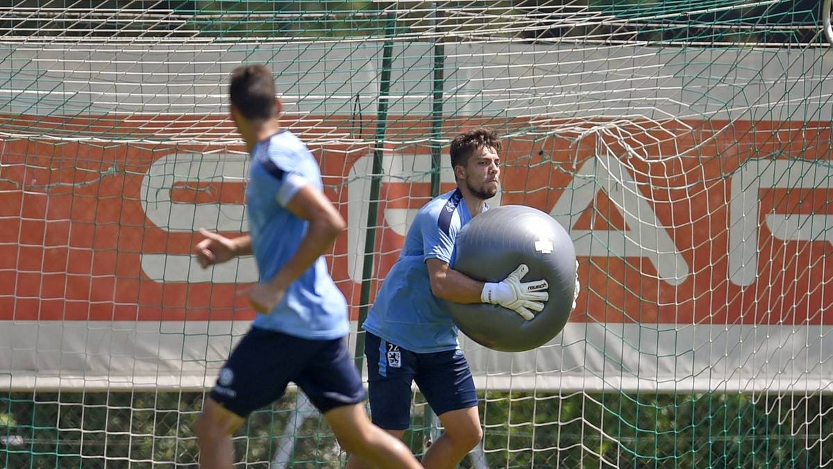 Neue Trainingsmethoden beim TSV 1860 München: Im Trainingslager in Bad Häring bei Wörgl (Österreich, Tirol) kicken die Münchner Profis mit einem Gymnastikball