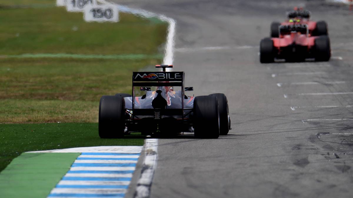 2010: Auf dem Hockenheimring feiert Vettel seine erste Pole in Deutschland. Im Rennen fährt er auf Rang drei, der im Zuge des Teamorder-Eklats bei Ferrari um Fernando Alonso und Felipe Massa aber beinahe untergeht