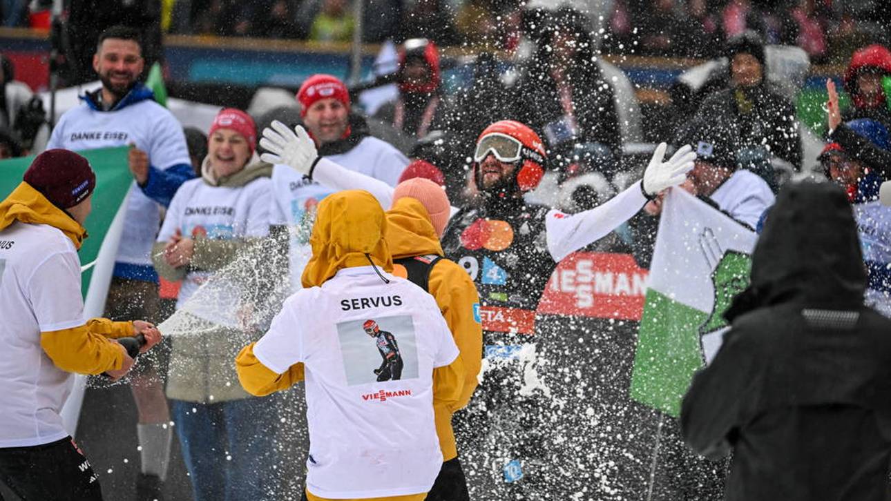 Markus Eisenbichler genießt die Sektdusche nach seinem letzten Sprung