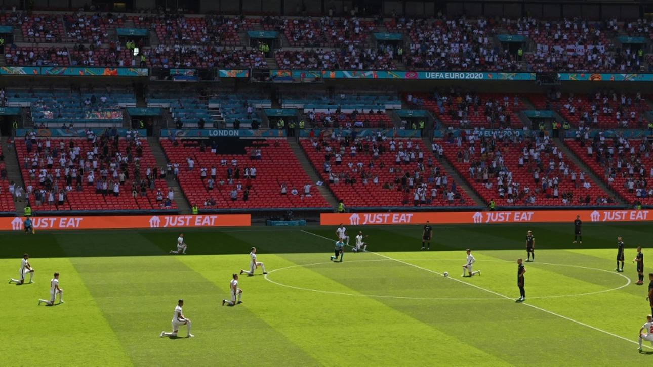 Applaus und Pfiffe: Englands Spieler gehen erneut in die Knie