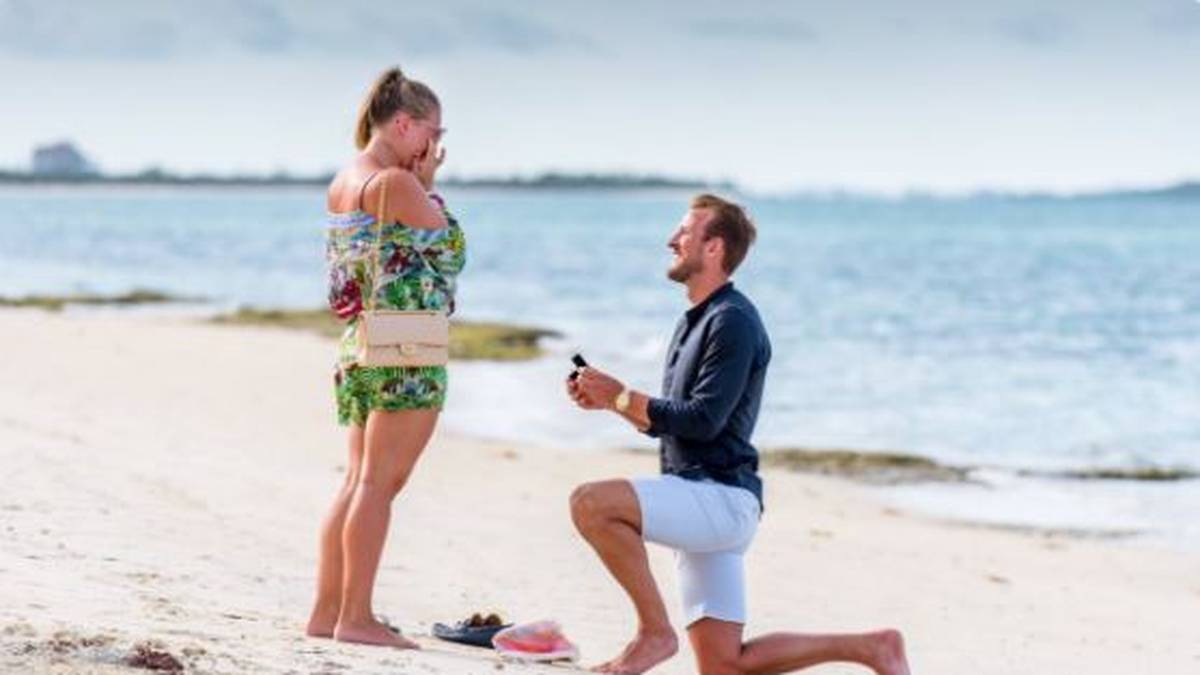Tottenhams Stürmer-Star Harry Kane hält im Urlaub um die Hand seiner Liebsten an. Die ist ob des romantischen Antrags sichtlich gerührt