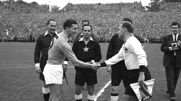 21. Oktober 1959 in Köln: Kapitän Herbert Erhardt (2.v.r.) führt die deutsche Nationalmannschaft  zu einem denkwürdigen Spiel auf das Feld