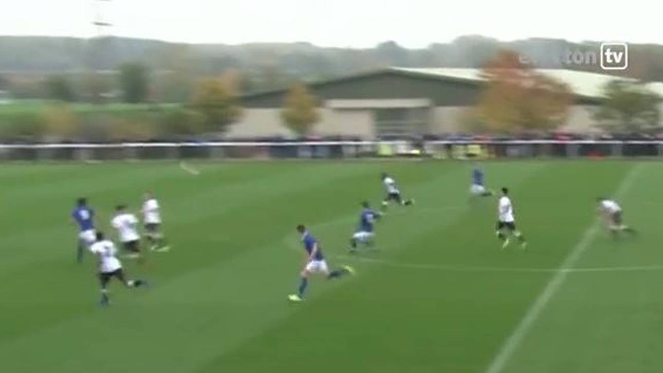 Irres Weitschusstor in Jugendspiel