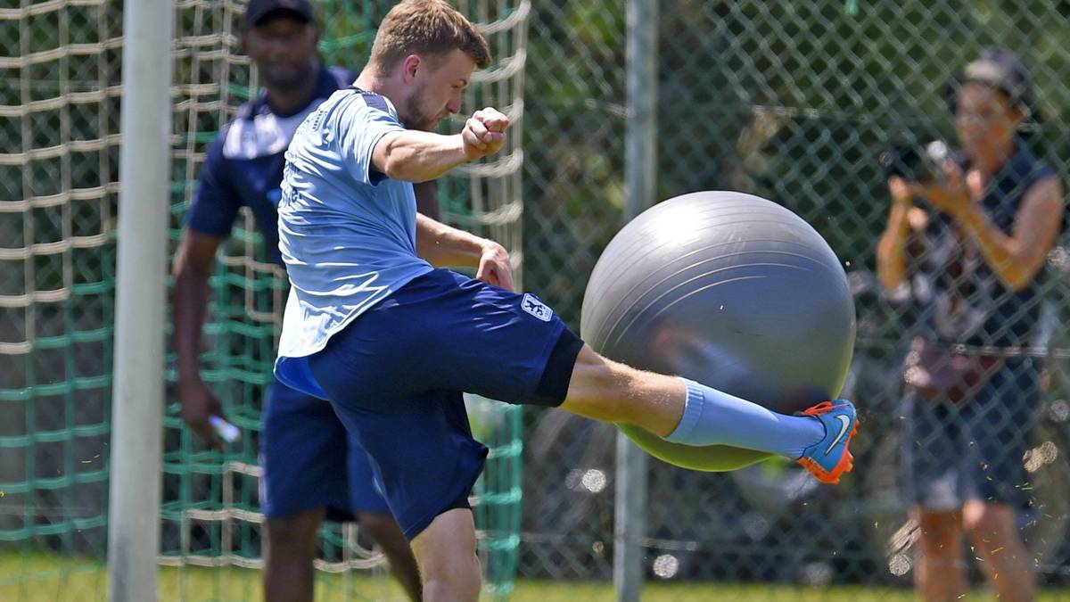 ...und nimmt den Gymnastikball sogar volley. Co-Trainer Collin Benjamin im Hintergrund sollte sich in Sicherheit bringen...