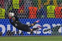 Im Achtelfinale der UEFA EURO 2024 zwischen Portugal und Slowenien kommt es zum Elfmeterschießen. Am Ende ist Diogo Costa der Held der Portugiesen.