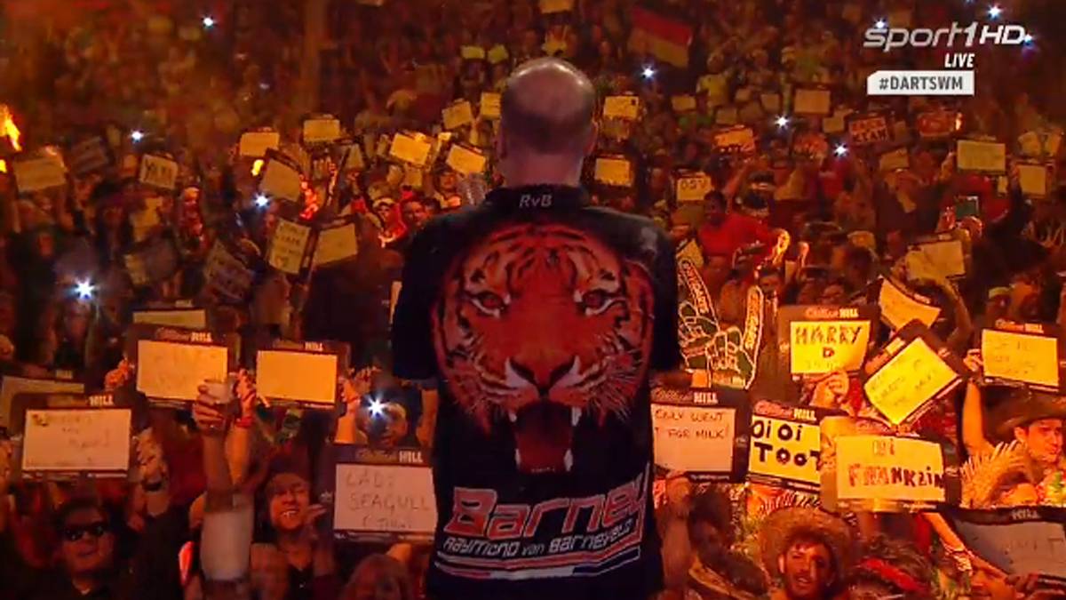 Als erster betritt diese Raymond van Barneveld. Der Niederländer zeigt sich den vielen Fans