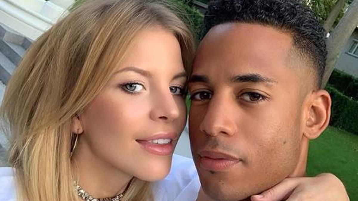 Was Frau Aogo aber auch zu berichten weiß: „Aber meine Freundinnen haben mich gewarnt. Die hatten gehört, dass Dennis ein Weiberheld ist.“