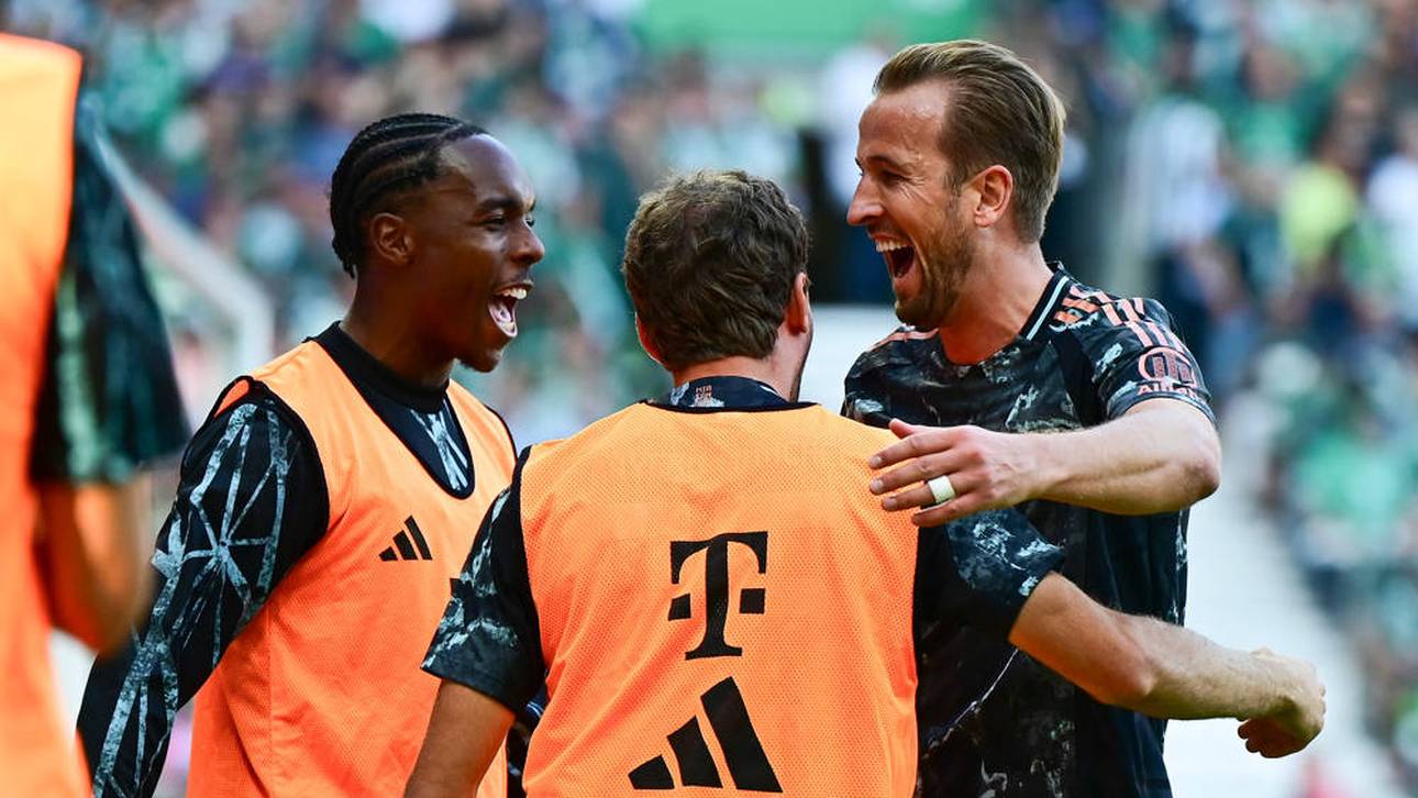 Mathys Tel (l.) und Harry Kane lachen gemeinsam