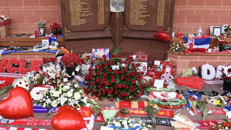 Am Denkmal für die Opfer von Hillsborough werden viele Blumen niedergelegt