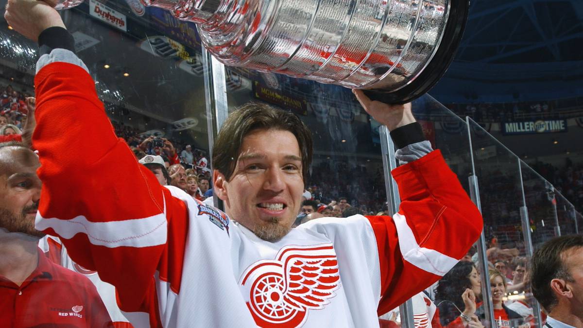 Zwischen 1986 und 2003 bestritt der spätere Bundestrainer 810 NHL-Spiele. 2002 spielte er für den Stanley-Cup-Sieger Detroit Red Wings, wegen Verletzungen aber nur zehnmal und nicht im Finale - den Pokal durfte er trotzdem stemmen