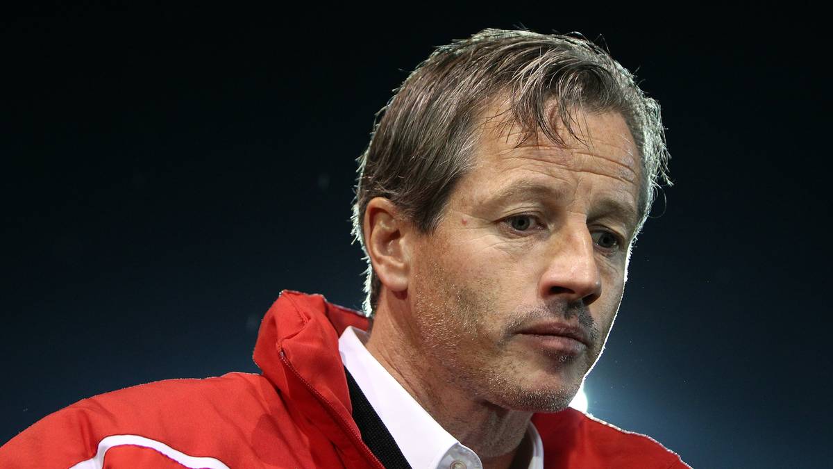 JENS KELLER (14.10.2010 - 11.12.2010): Für Gross wird Jens Keller vom Jugendcoach zum Cheftrainer befördert. Doch der Erfolg bleibt aus: Am 11. Dezember ist der VfB mit zwölf Zählern noch immer auf einem Abstiegsplatz. Für Keller ist nach nur 59 Tagen Schluss